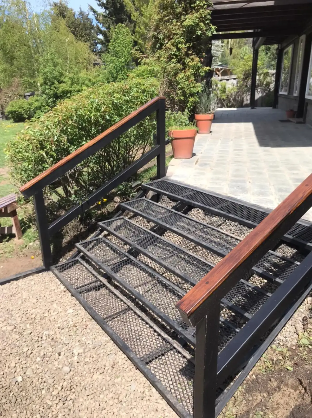 Detalle de portón metálico